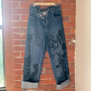 VINTAGE Guess Jeans. Embroidered. Oversized.